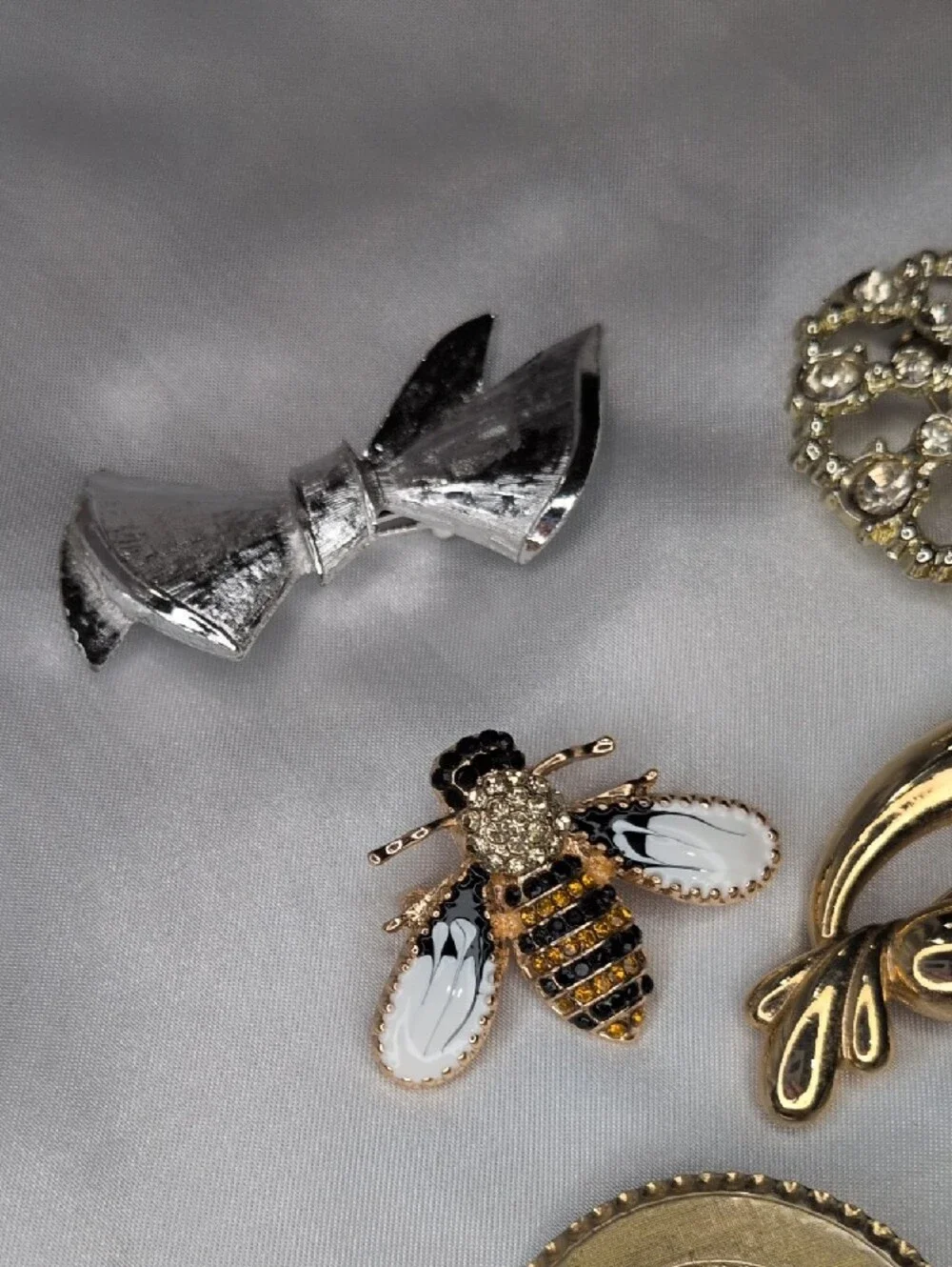 Huge Lot of 14 Vintage & Contemporary Brooches Signed Gerrys Bee Zebra Floral